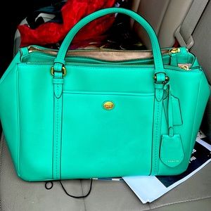Authentic Green Vintage Coach Satchel. It can be carried on the shoulder.